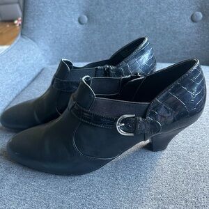 Elegant Black Croc-Embossed Women's Shoes size 9